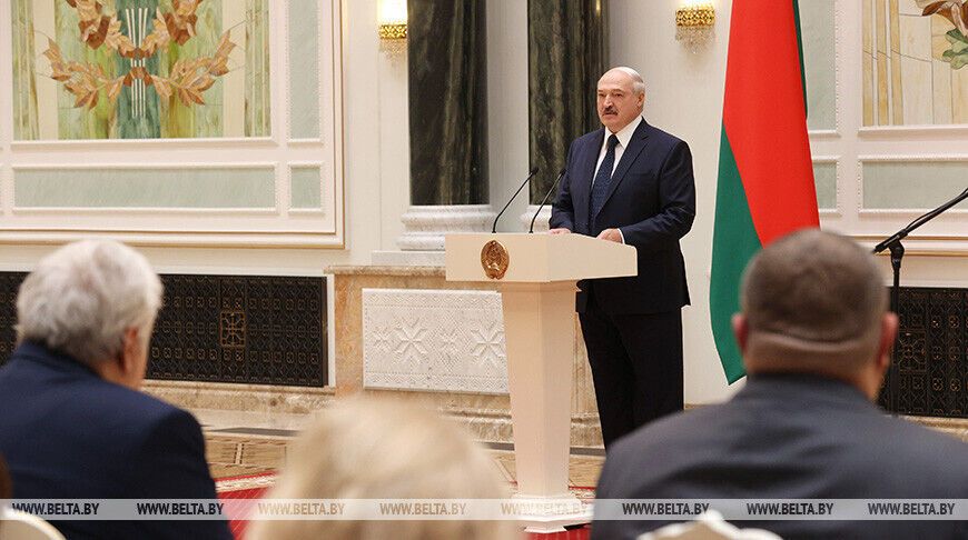 Олександр Лукашенко на врученні нагород медикам.