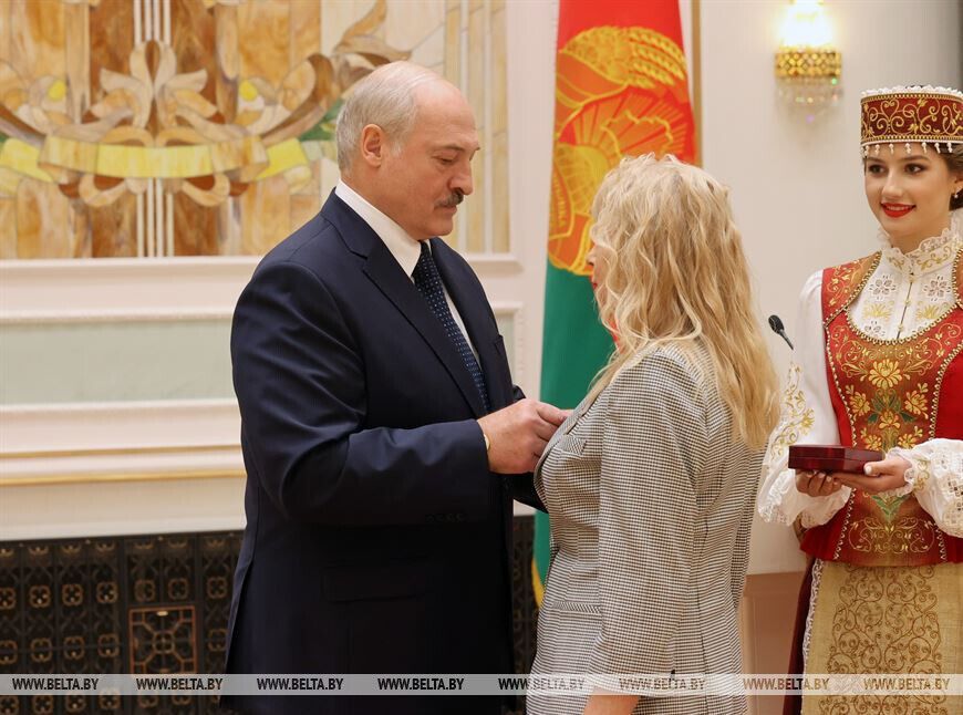 Александр Лукашенко на вручении наград медикам.