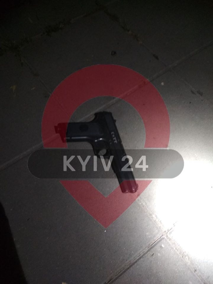 У Києві на Русанівці підліток відкрив стрілянину