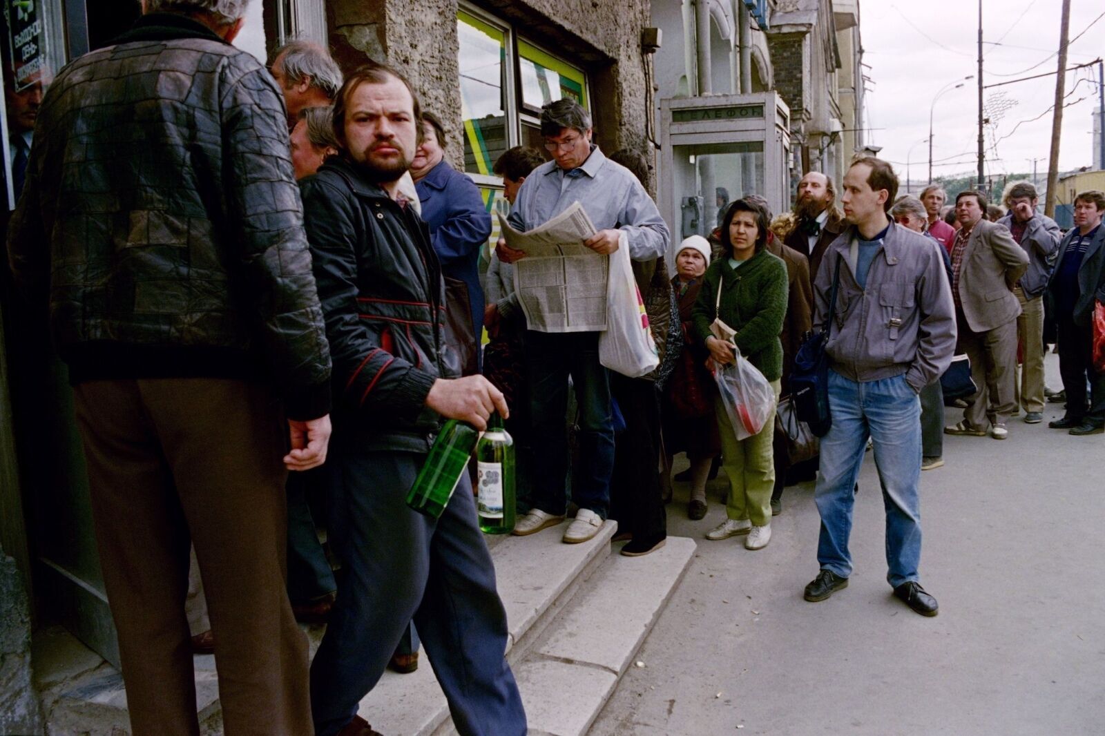 Очередь в вино-водочный магазин в СССР