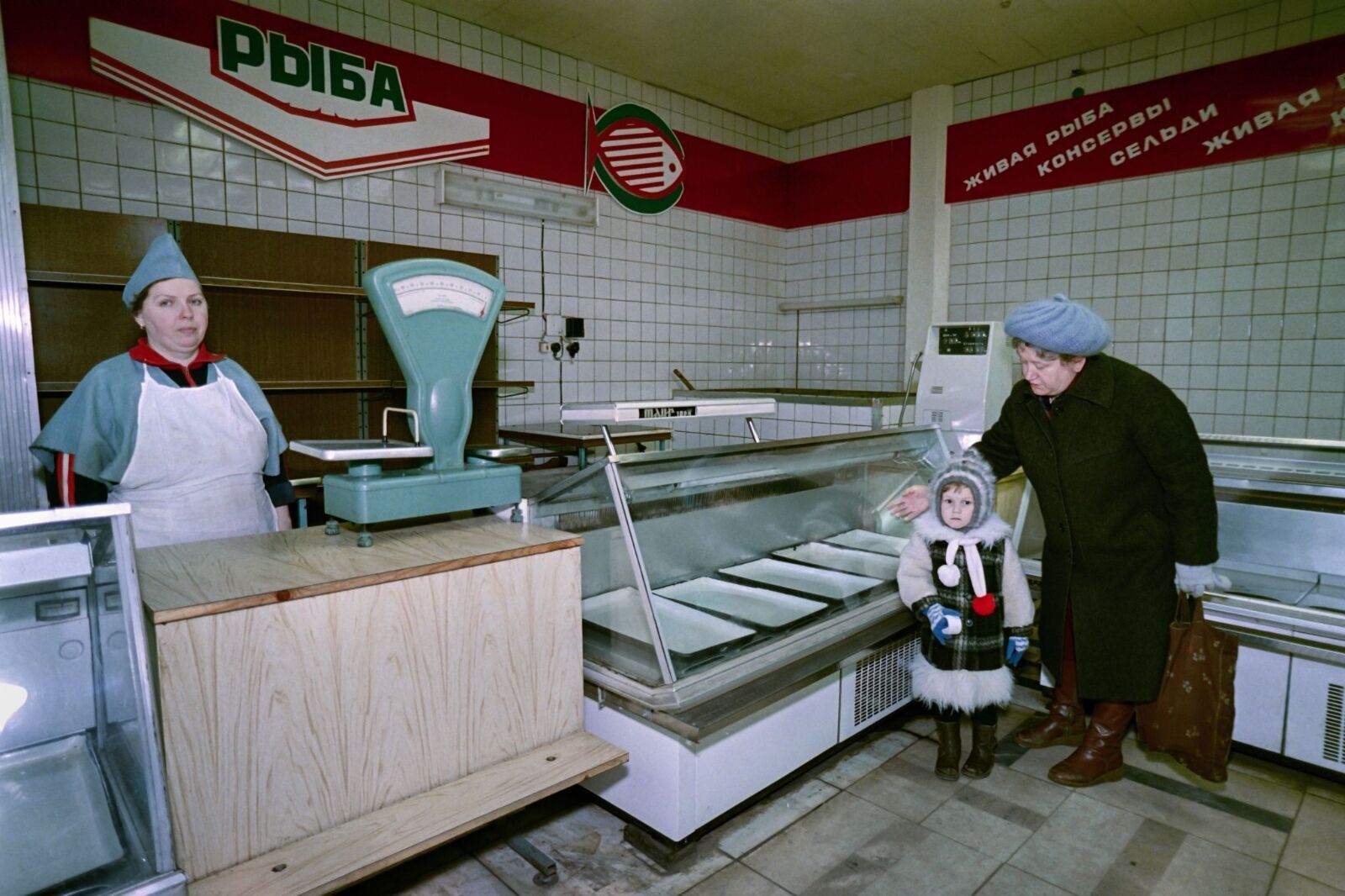 Женщина с ребенком в абсолютно пустом магазине