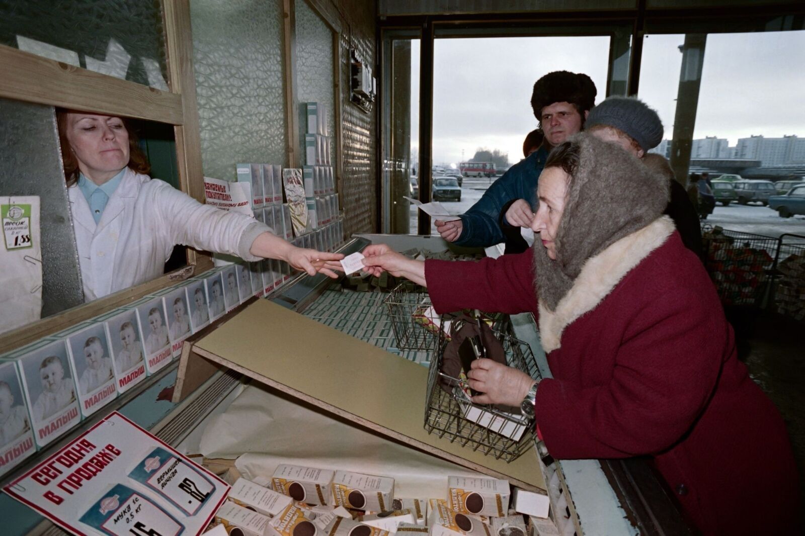 Между покупателем и продавцом в советских магазинах всегда существовала дистанция и баррикады в виде огромных прилавков