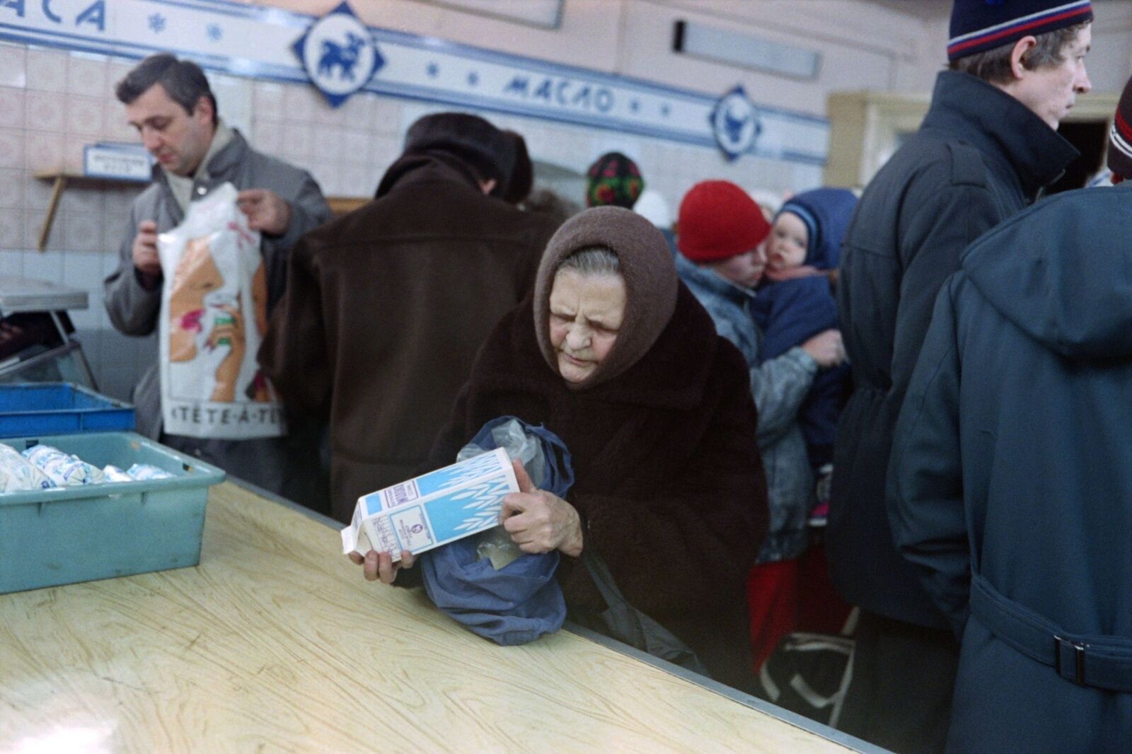 В СССР еда строго дозировалась и выдавалась людям в магазинах по спискам, бумажкам и паспортам