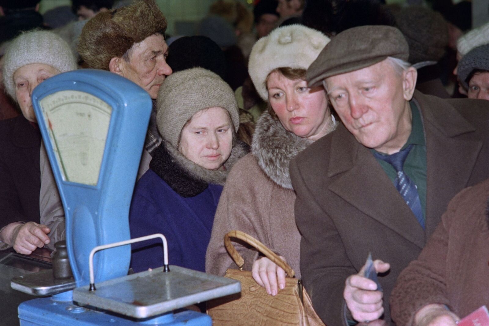 Тоскливые лица в советской очереди
