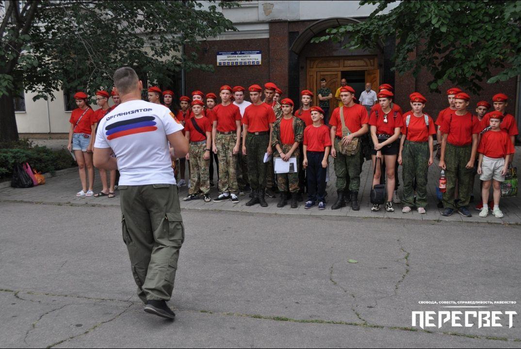 Террористы строят детей в Донецкой области