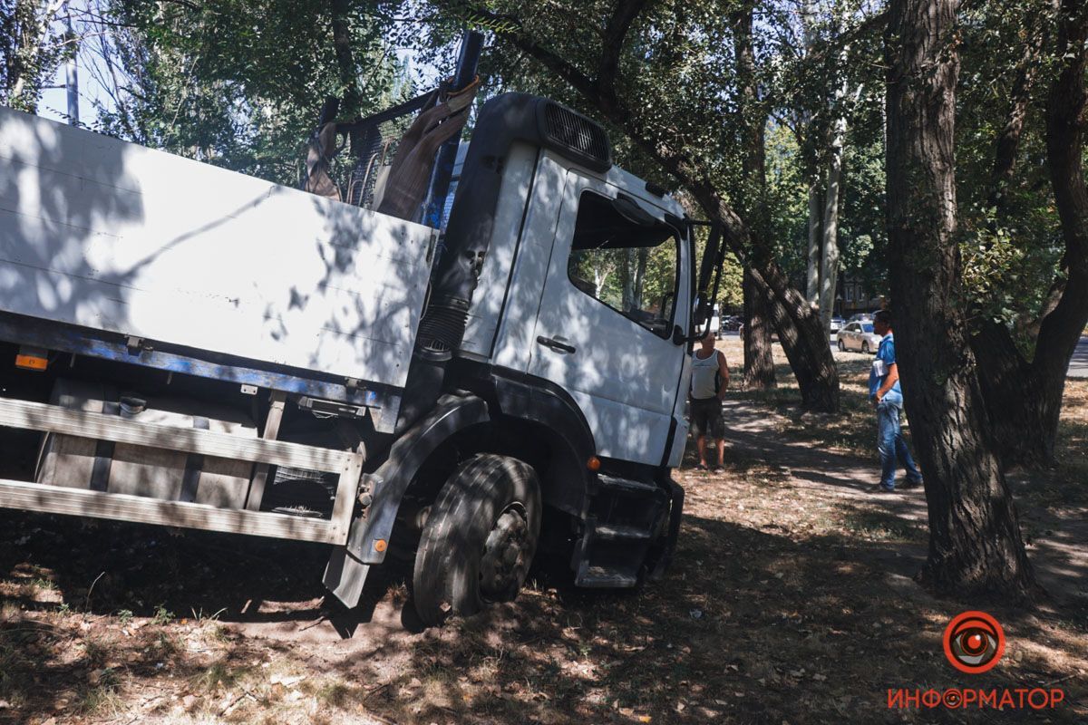 Вантажівка з'їхала з дороги