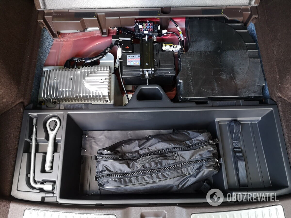 Під підлогою багажника знаходиться органайзер для інструментів, АКБ і модуль аудіосистеми Bose.Фото: