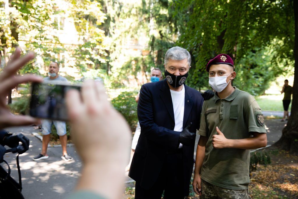 Порошенко посетил раненых украинских военных и напомнил Зеленскому о "красных линиях"