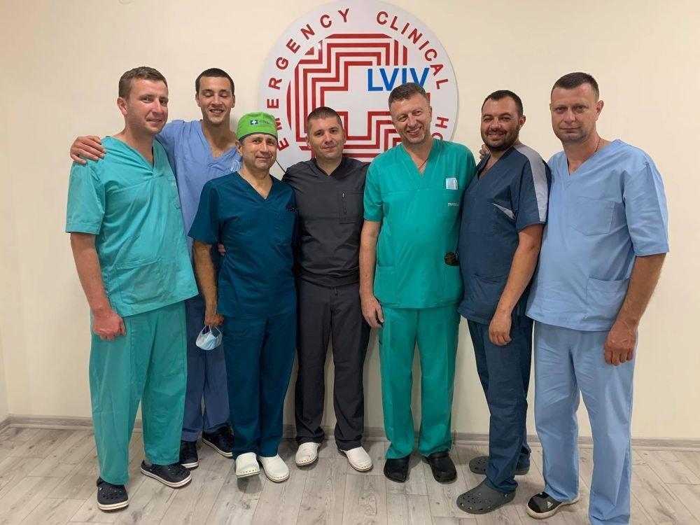 Команда хирургов Львовской больницы скорой помощи