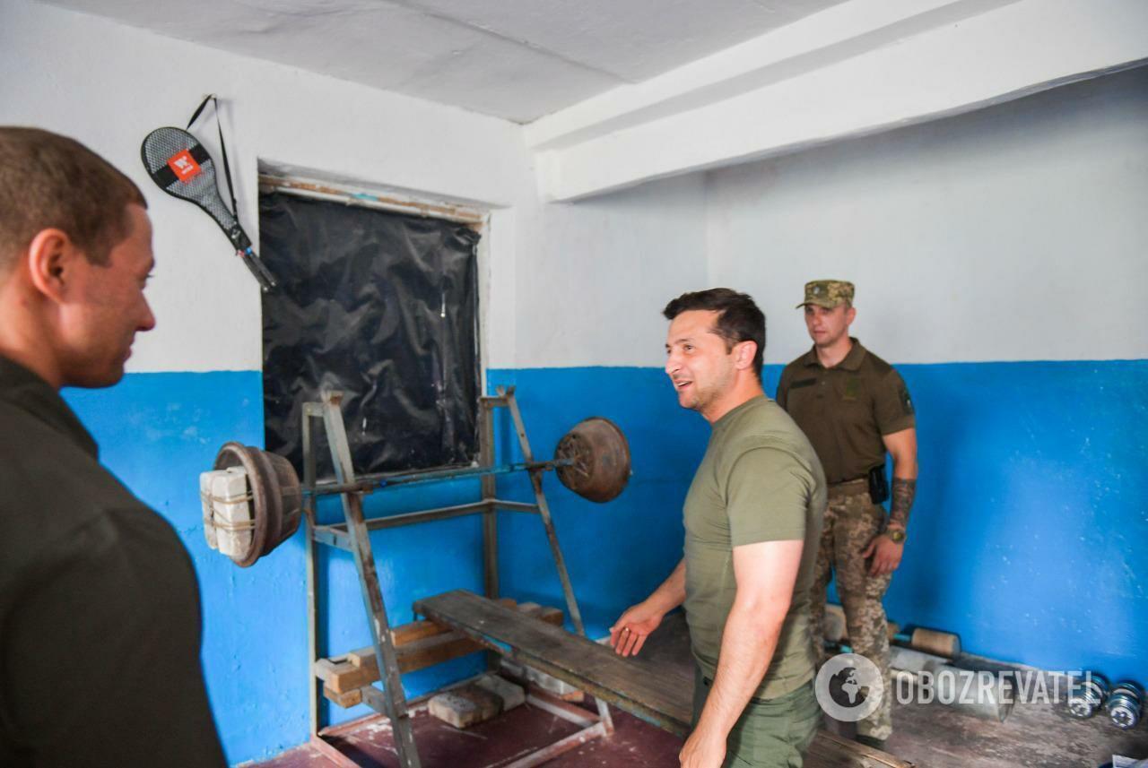 Владимир Зеленский в тренировочном зале украинских военных