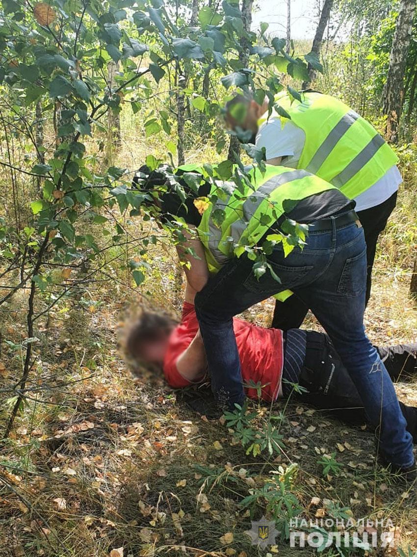 Затримання чоловіка, підозрюваного у вбивстві 23-річної дівчини в Семенівці