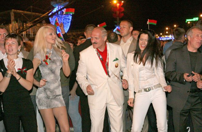 Александр Лукашенко и Марта Голубева (справа) ridus.ru