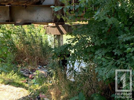 У Кривому Розі в воді під мостом знайшли тіло чоловіка