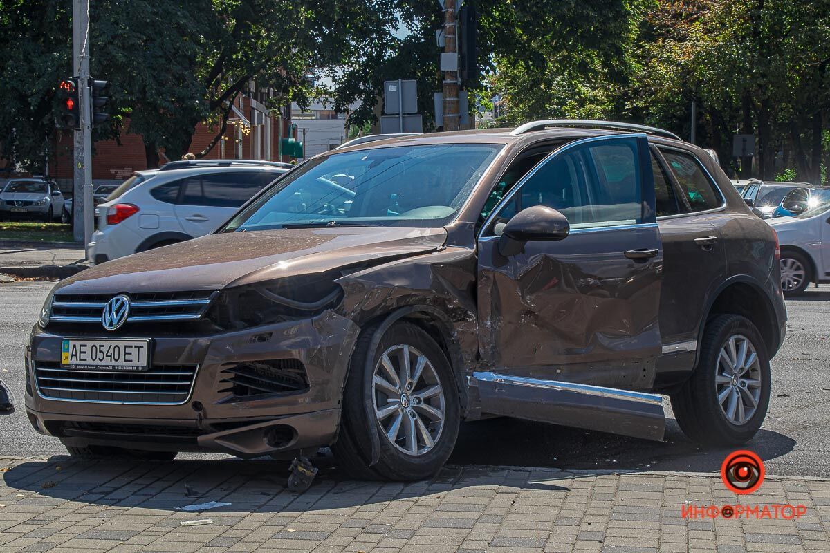 В центре Днепра свадебный кортеж попал в ДТП: среди пострадавших есть дети