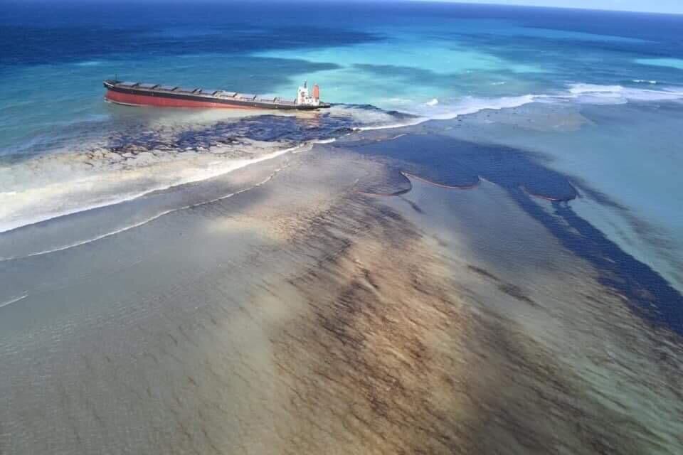 У берегов Маврикия затонул танкер, из которого вылилось топливо.