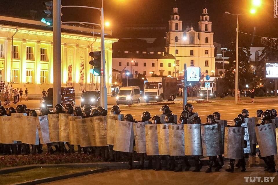 В Беларуси начались задержания, протесты разгоняют