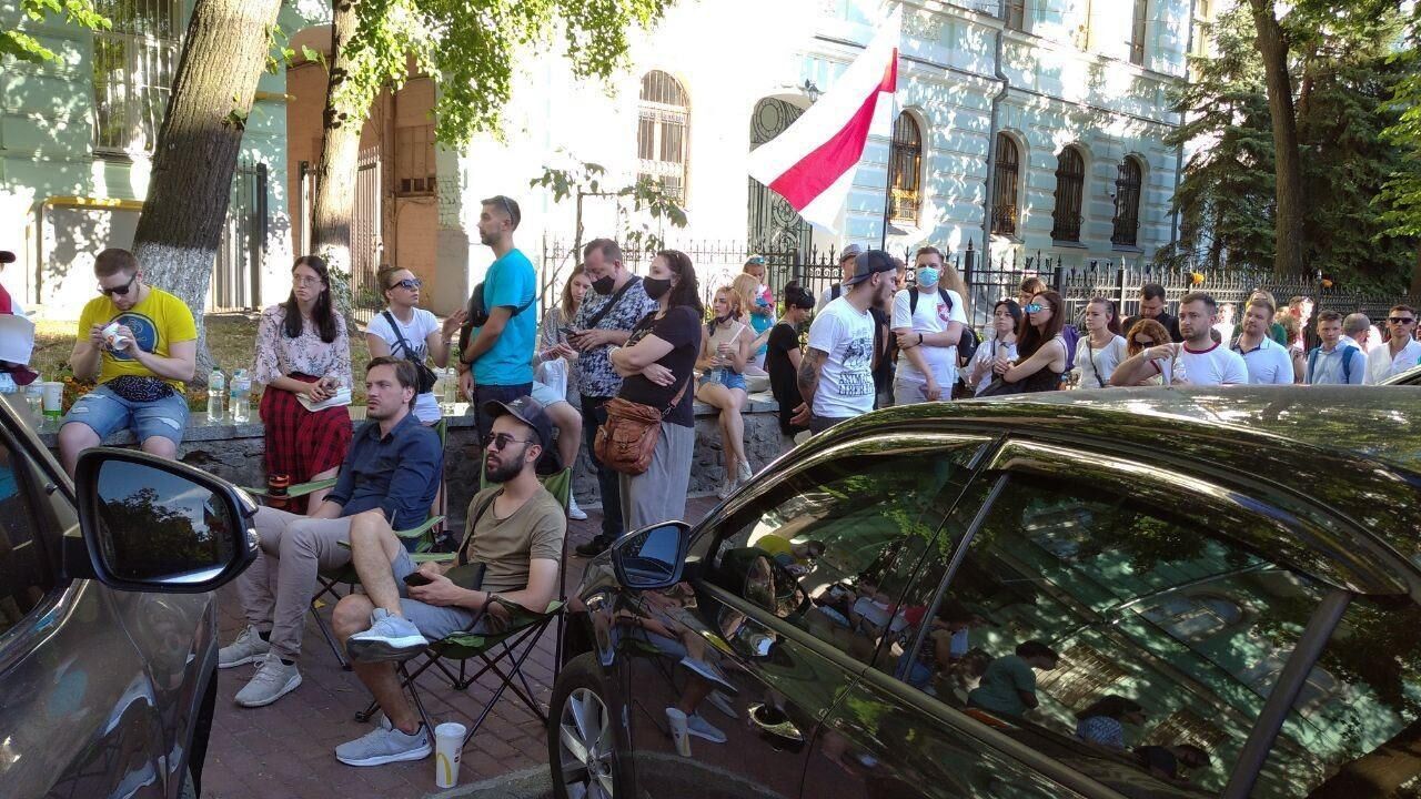 У посольства Беларуси в Киеве собралось много людей