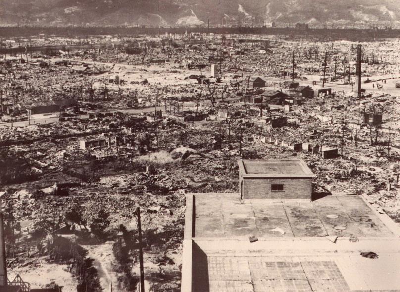 Разрушенный город Нагасаки после бомбардировки
