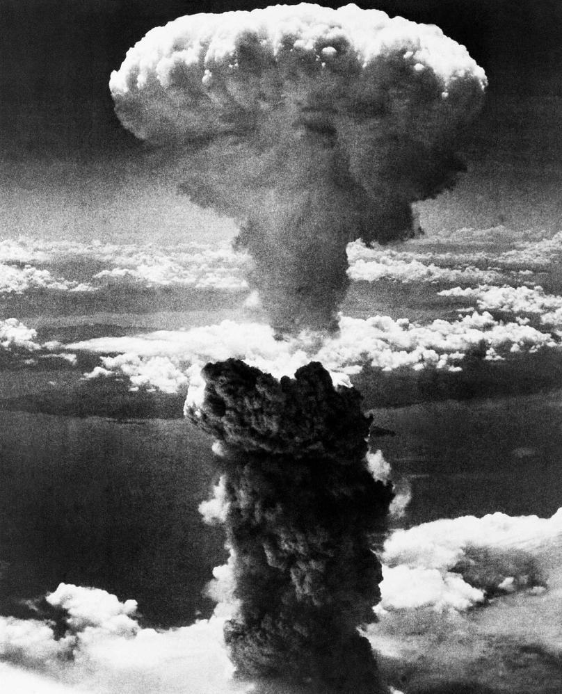 Ядерный гриб от атомной бомбы, сброшенной на Нагасаки
