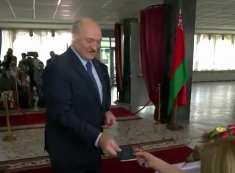 Александр Лукашенко шутил с членами избирательной комиссии