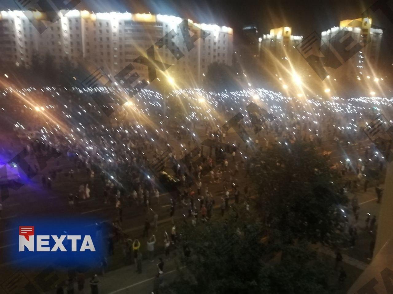 В Минске у стелы городу-герою протестующие зажгли фонари.