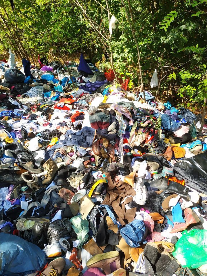 Горы секонд-хенда лежат прямо на земле.