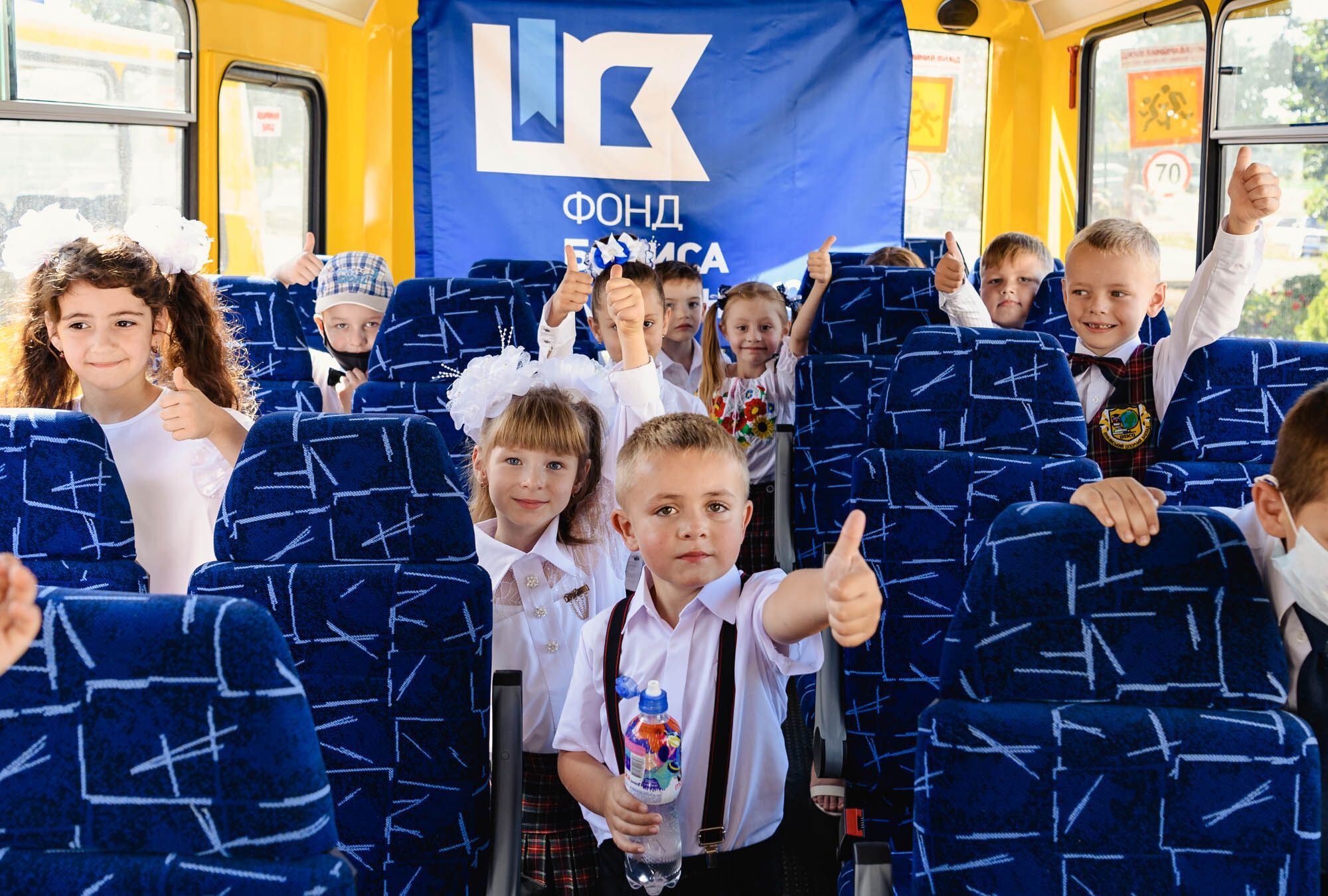День знаний на Донбассе: первоклассников поздравили благотворители и спортсмены