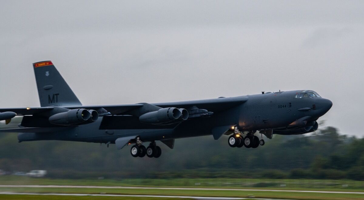 B-52 ВПС США вилітає з Ферфорда для участі в навчально-тренувальному заході Allied Sky