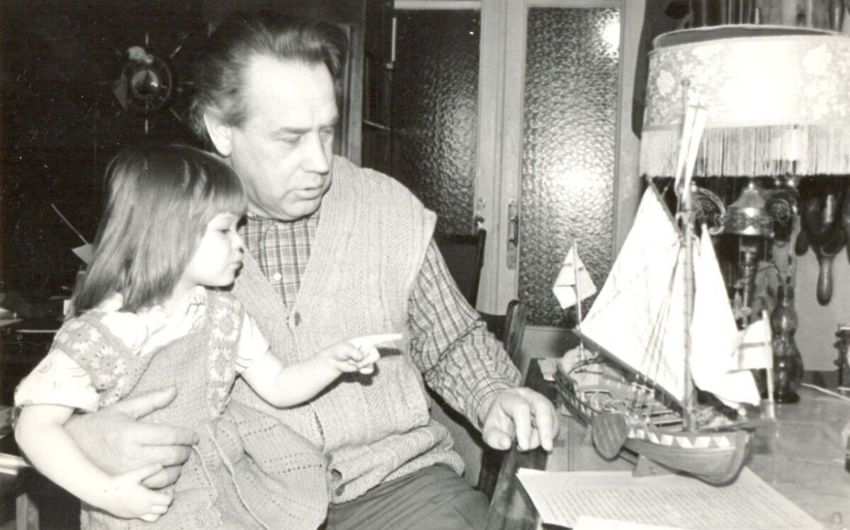 Владислав Крапивін з онукою