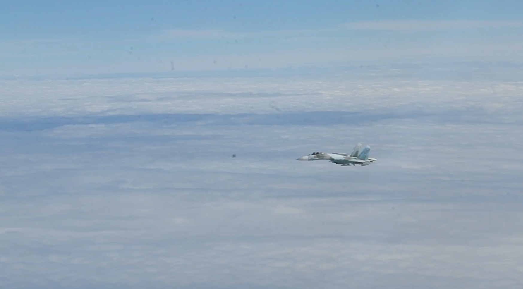 Су-27 перехватывает В-52. Другой российский истребитель последовал за самолетом США в воздушное пространство Дании.
