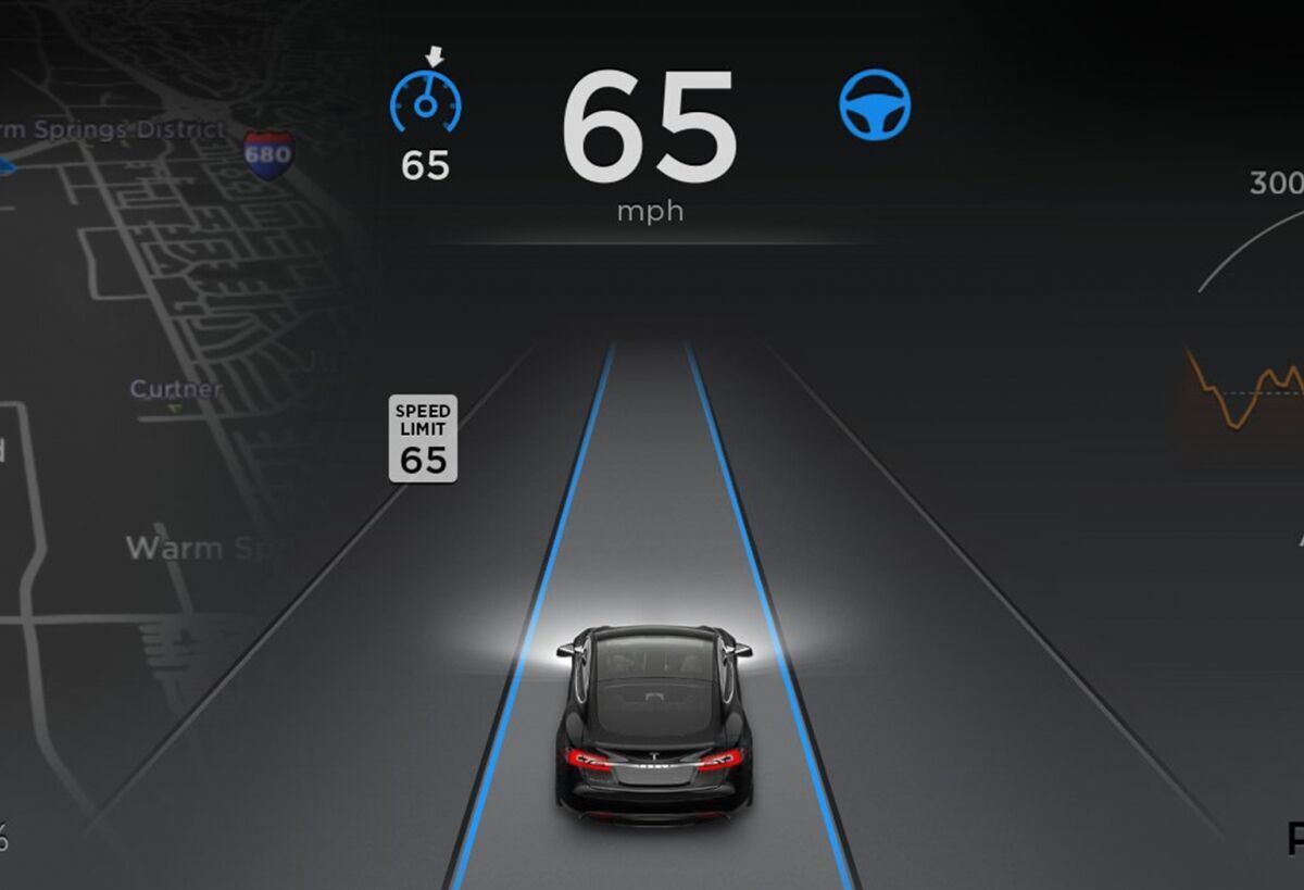 Система Tesla Autopilot считывает ограничение скорости на дороге с помощью камер.