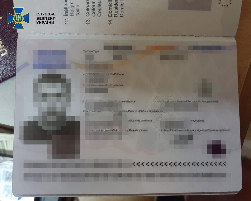 СБУ показала документи одного із затриманих