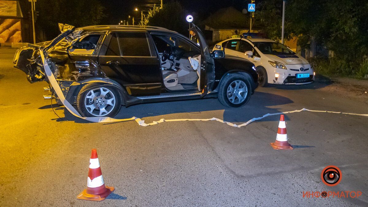 У Дніпрі зіткнулися вантажівка і BMW.