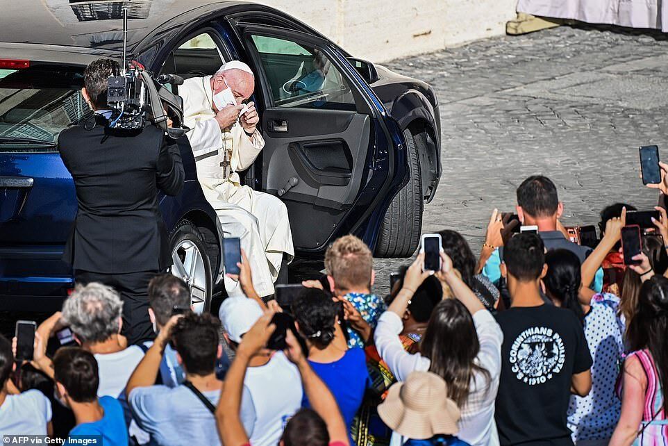 Виходячи з машини, папа зняв маску.