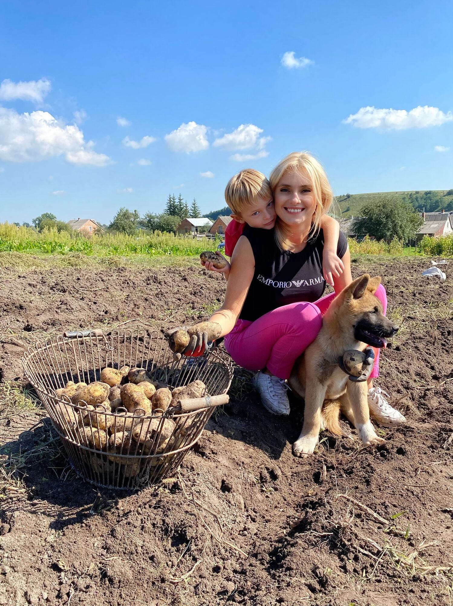 Ирина Федишин копает картофель