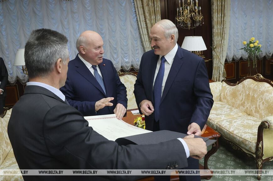 Мезенцев поздравил Лукашенко с прошедшим днем рождения