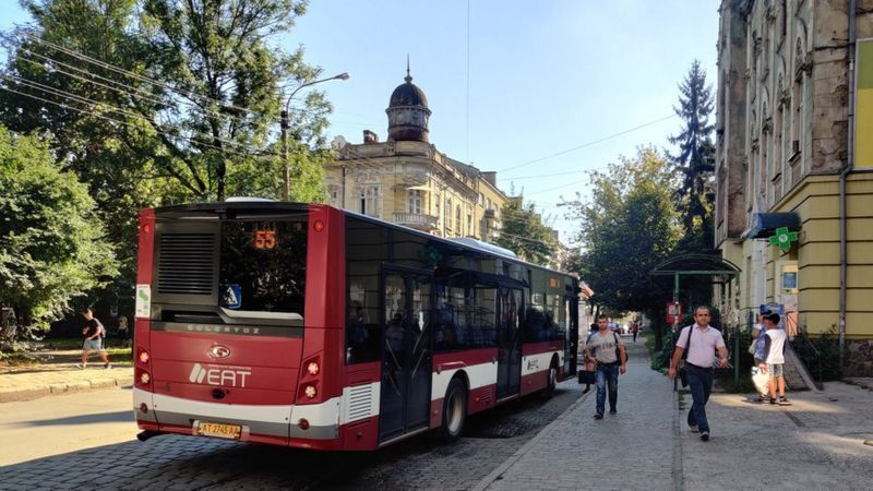 В Ивано-Франковске работает транспорт, магазины и рестораны