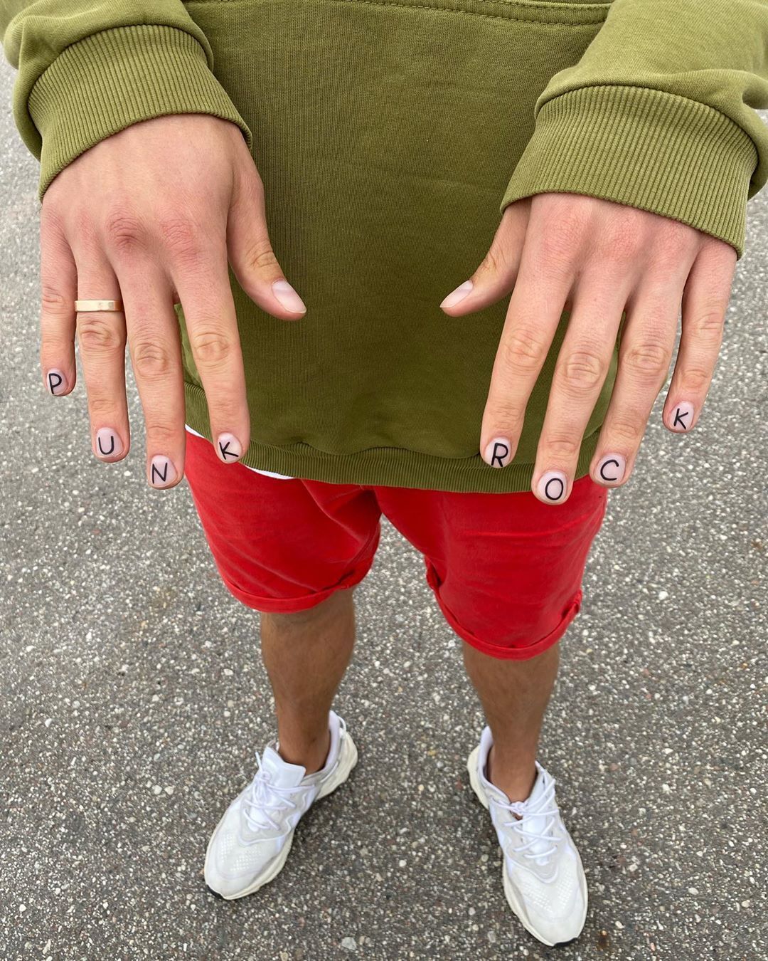 Дудь показав підписникам свої нафарбовані нігті (Instagram Юрія Дудя)