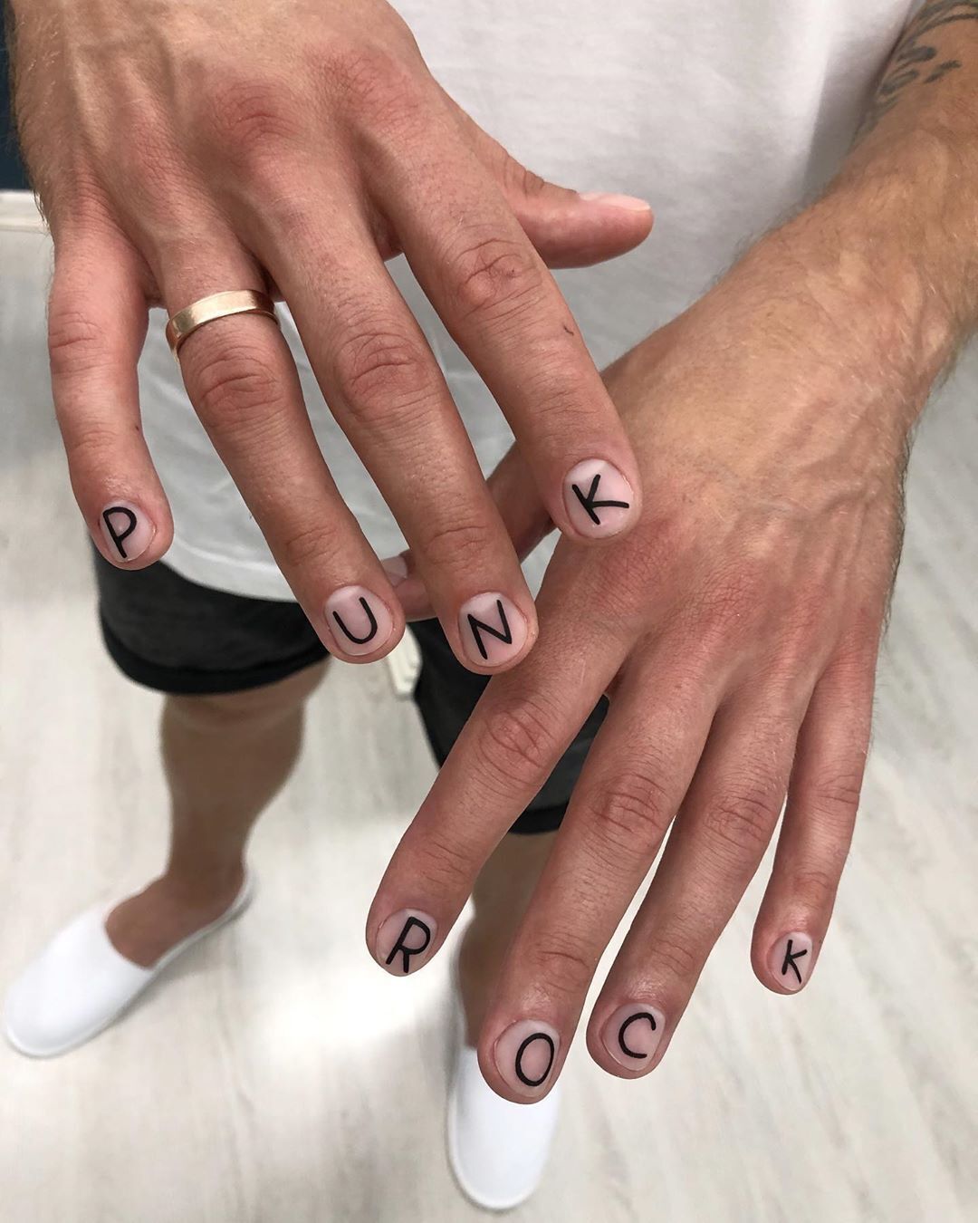 Нафарбовані нігті Юрія Дудя викликали суперечки в мережі (Instagram Юрія Дудя)