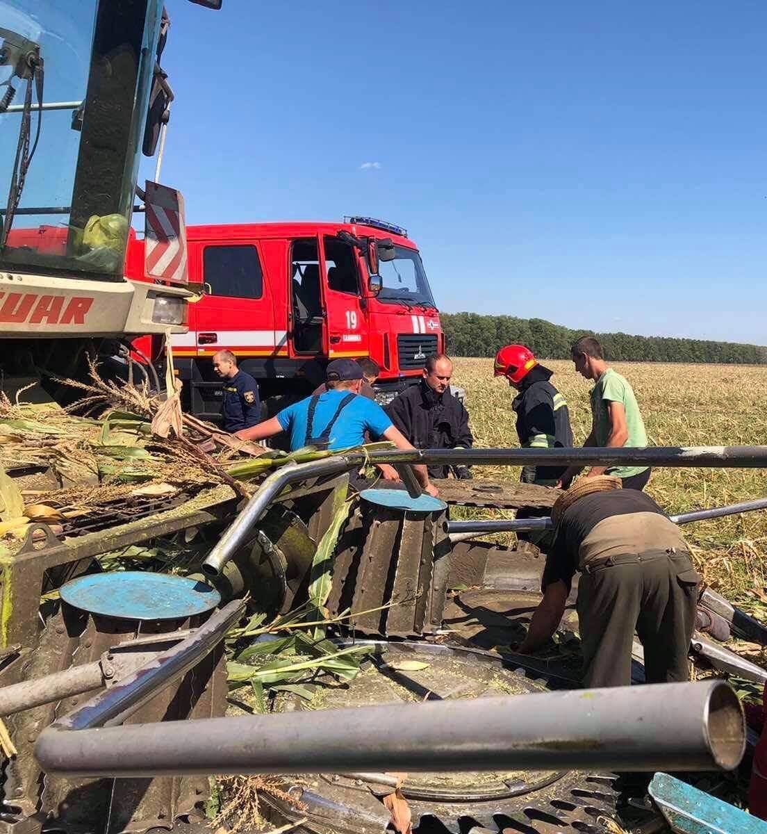 В Калиновском районе на Винниччине спасатели достали из-под комбайна пенсионерку.