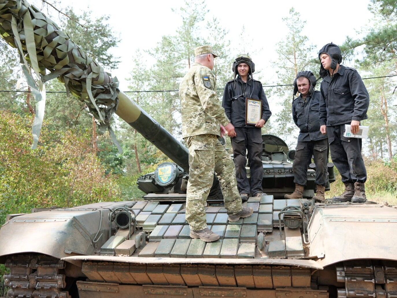 Сергей Наев поздравил танкистов, которые несут службу в зоне ООС.