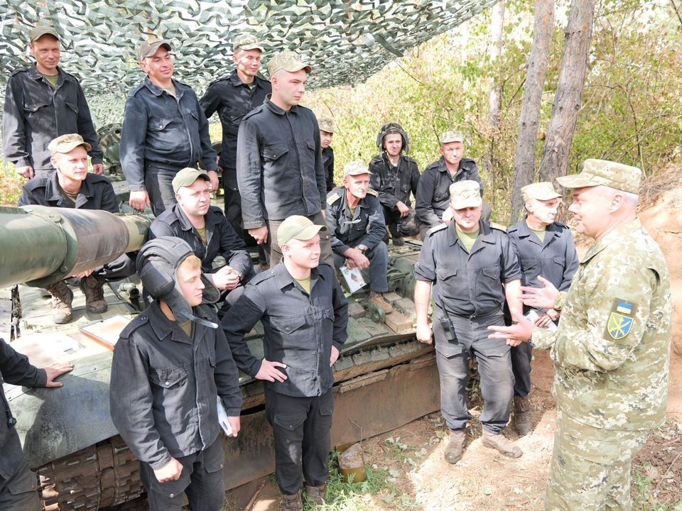 Командувач ОС ЗСУ із воїнами танкового батальйону.