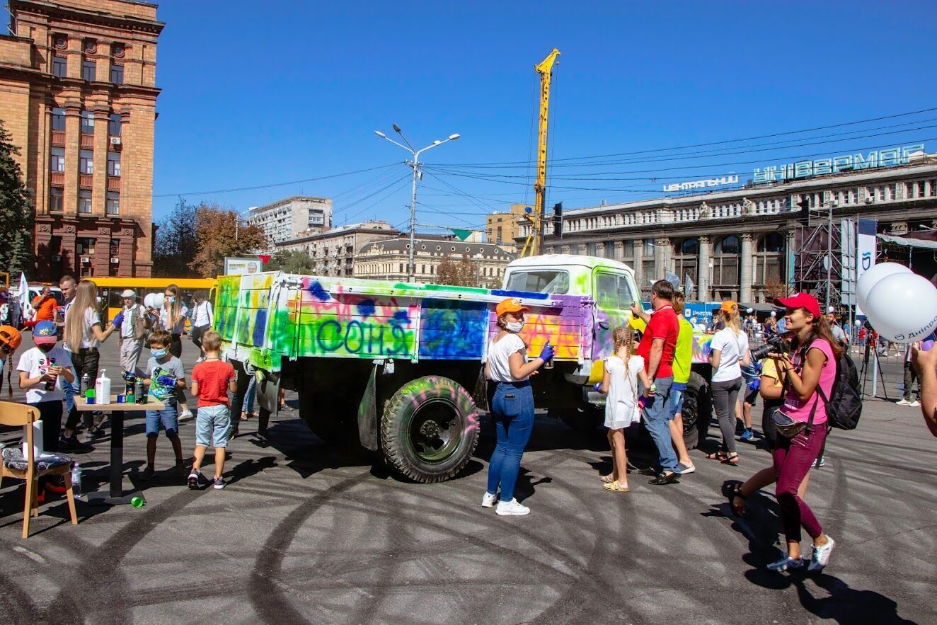 Впервые в Днепре на День города состоялся парад коммунальной техники