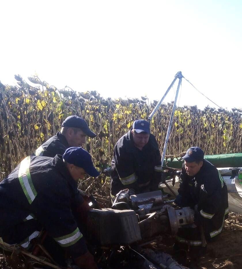 В Житомирской области дельтаплан упал во время обработки поля подсолнухов.