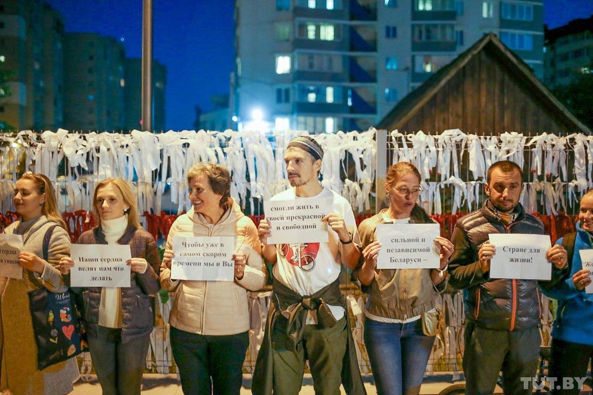 Во "Дворе перемен" в Минске праздновали день рождения Тихановской