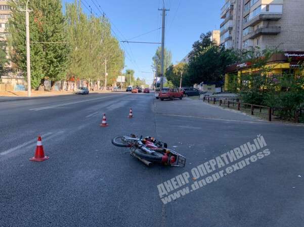 В Днепре мотоциклист влетел в легковушку.