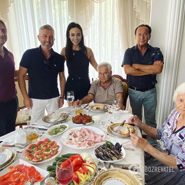 Мария Фокина с семьей, посередине - Витольд Фокин