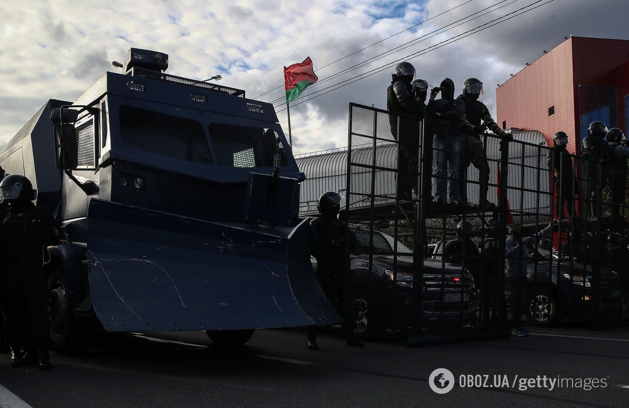 Силовики перекрыли движение по дорогам