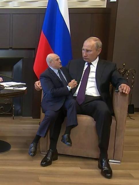 Лукашенка висміяли в мережі за фото з Путіним.