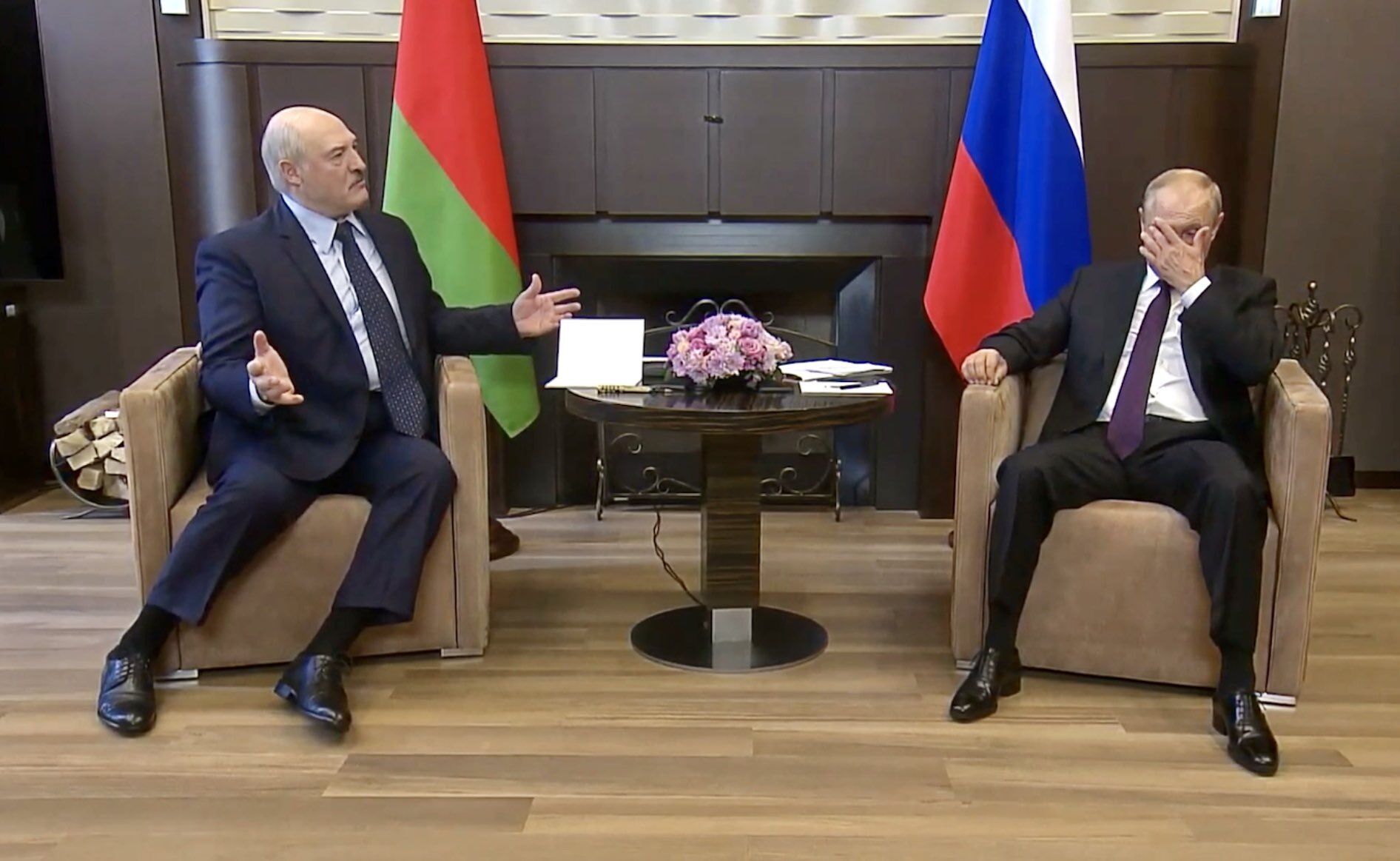 Оригинальное фото со встречи Лукашенко и Путина.